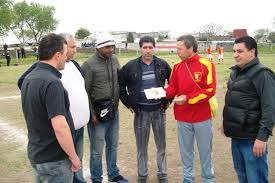 INTERCAMBIO DE SALUDOS CON EL RIVAL DEL BARRIO VILLA ESPAÑOLA